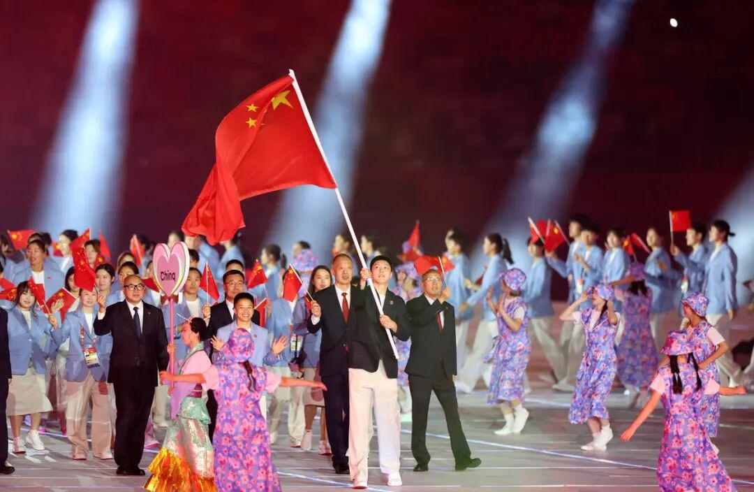 记者：海港今天飞赴深圳，吾米提江留沪康复